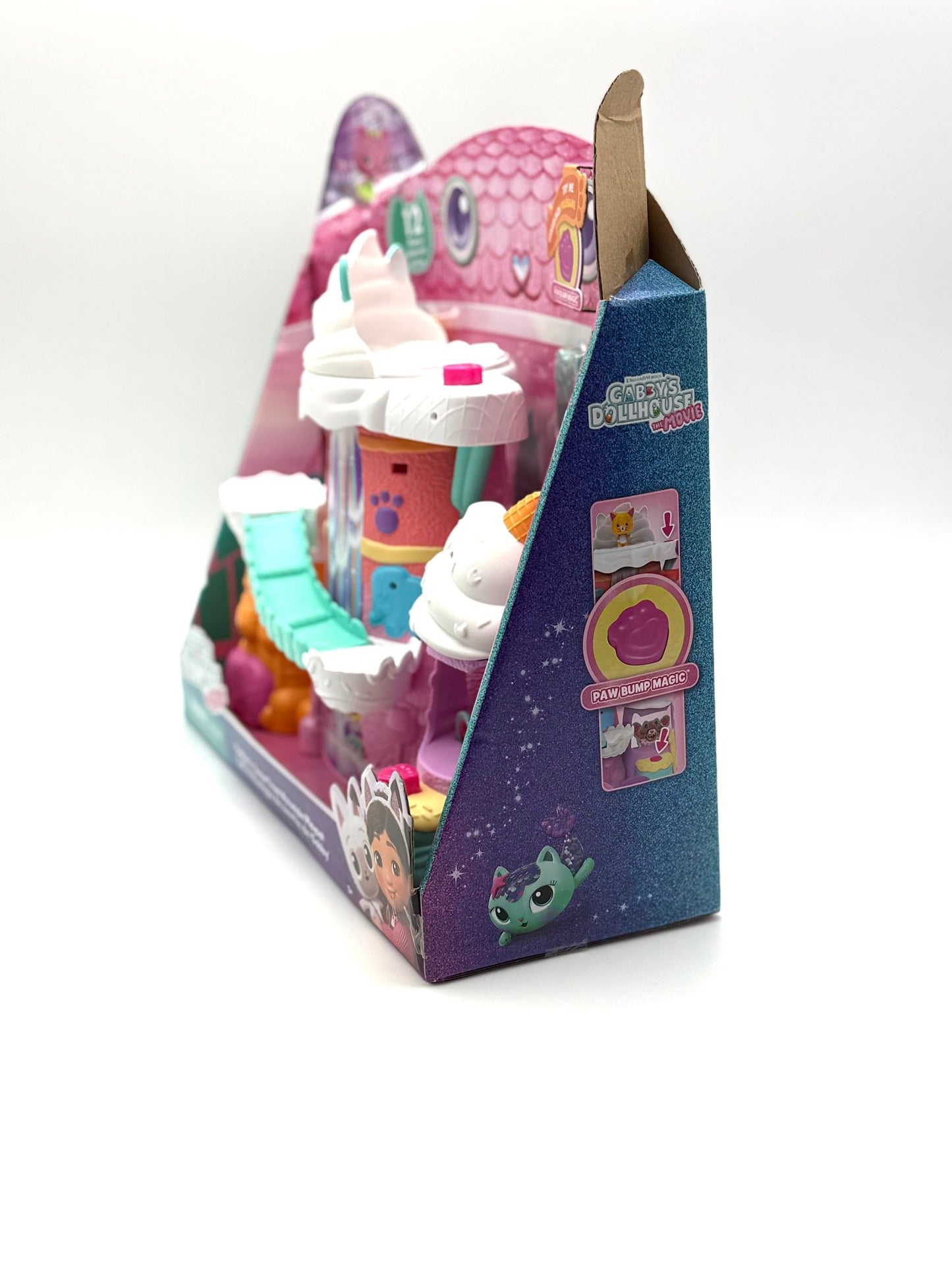 DREAMWORKS GABBY'S DOLLHOUSE: DER FILM - Zuckerguss - Gebirge Spielset, 12 - teiliges Spielset mit Gabby Figur, Leopold & Puppenhaus - Zubehör - Haus der Retouren